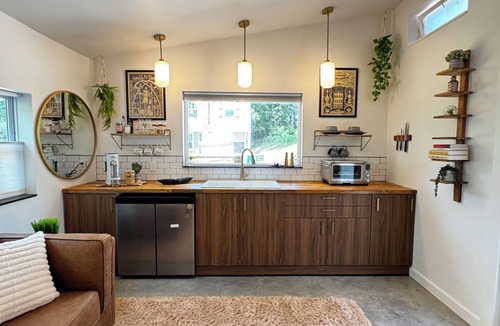 Kenilworth House | Travel Nurse Retreat Spacious Tiny Home with A/C walk to Mission Hospital