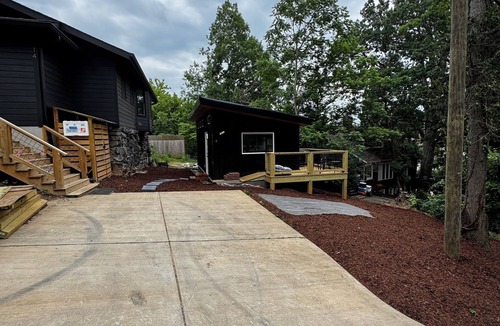 Kenilworth House | Travel Nurse Retreat Spacious Tiny Home with A/C walk to Mission Hospital
