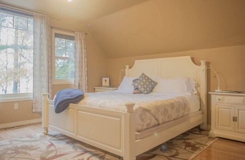 Egg Harbor Cabin | Treehouse at Plum Bottom *Voted Best of DC*