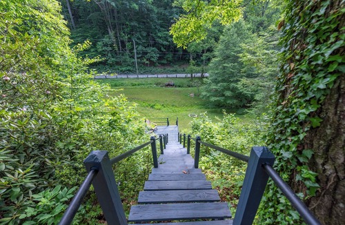 Skyland Cabin | Treehouse in the woods Hot Tub! Fire Pit! Sleeps 6