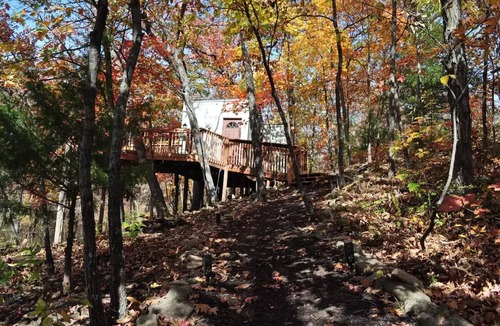 Lenexa Cabin | Treehouse with deck