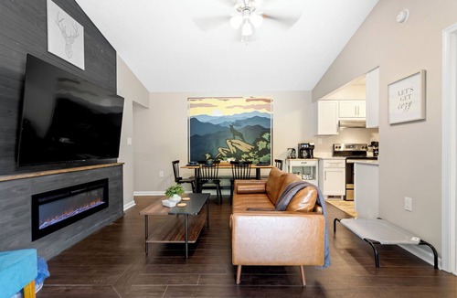 Luray Cabin | Trio Luxe Mountainside Oasis, Hot Tub, Firepit, Nature and Fun