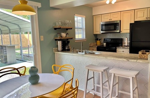 Savannah House | Tropical Funky Oasis- near downtown and islands. Pet Friendly!