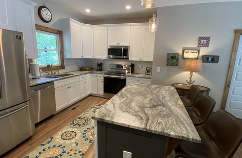 Martin House | Tugaloo Tuck-In on Lake Hartwell, PRIVATE COVE, covered dock, huge yard, firepit