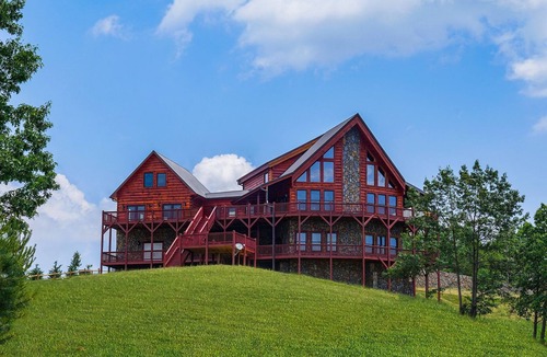 Arlington Cabin | Twenty-seven bedroom in United States of America, Mount Airy