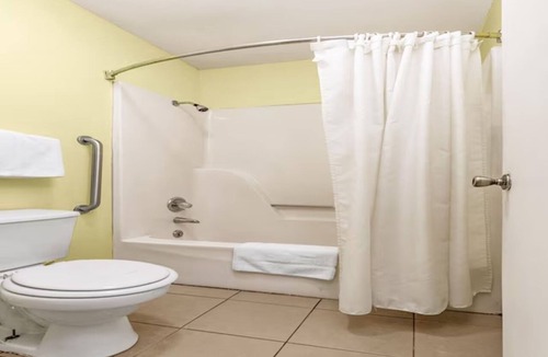 Orlinda Hotel | Two Lodgings with Two Queen Beds near The Mint Gaming Hall Kentucky Downs
