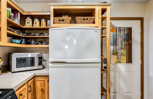 North Glade Hills House | Two-story cottage near the lake with a firepit, wood stove, & washer/dryer