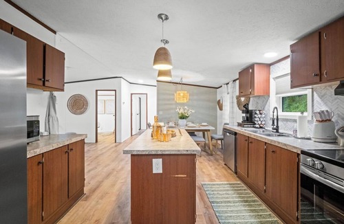 Fayetteville House | ULTIMATE FAMILY FUN HOUSE, WALK TO TOWN, GAMEROOM, HOT TUB