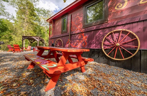 Peterstown Cottage | Unique Scarlet Gypsy at Four Fillies Lodge
