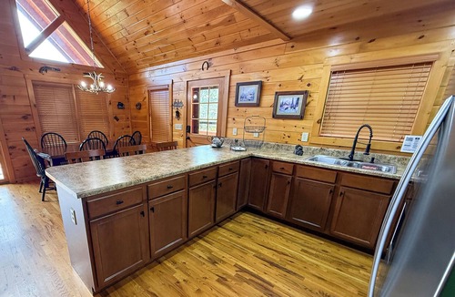 Grassy Creek Cabin | Unwind Where the Air Is Cooler -3BR/2.5BA w/Hot Tub Near New River