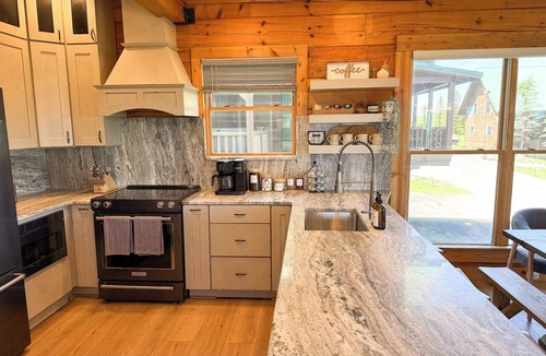 Snowshoe Cabin | Updated Cabin Sleeps 12, 2-Min Walk to Slopes, Hot Tub, Game Room & Views