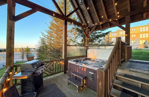 Snowshoe Cabin | Updated Cabin Sleeps 12, 2-Min Walk to Slopes, Hot Tub, Game Room & Views