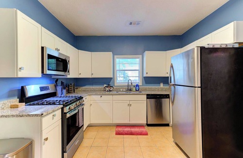 Cooper-Young Historic District House | Updated Midtown Bungalow Walk to Cooper-Young Dining Sleeps 7 Close to All