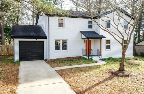 Northwest Raleigh Villa | Upscale 4 bedroom villa with large fenced backyard