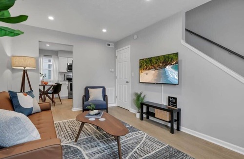 Downtown Columbus Apartment | Urban Townhouse Near Downtown | 2BR + W/D