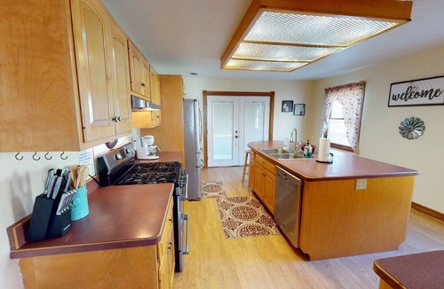 Carbon Hill Cottage | Vacation Cottage near Wayne National Forest ATV Trail Head, Hot Tub & more!