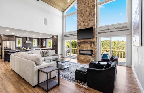 Branson West House | Van Kirk Cove – 6 BDR Stunner!