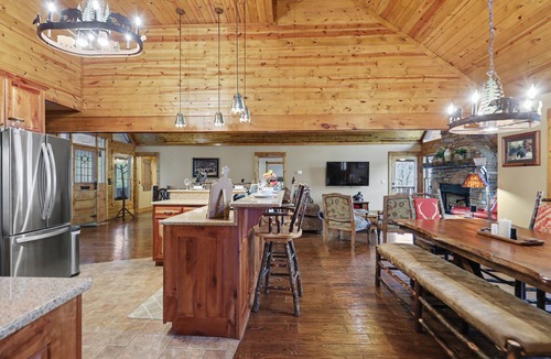 Hiawassee Cabin | Vintage Luxury Creekside Cabin ~ King Bed, Hot Tub, Fire Pit & Game Room, Dog Ok