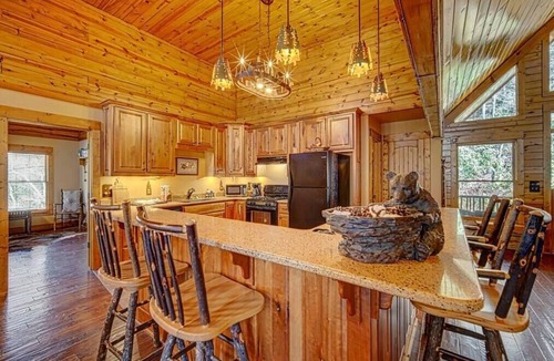 Hiawassee Cabin | Vintage Luxury Creekside Cabin ~ King Bed, Hot Tub, Fire Pit & Game Room, Dog Ok