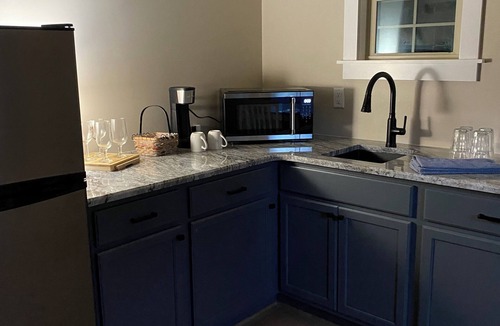 Thurmond Cottage | Viognier-Cottage near Jones von Drehle with Master Suite