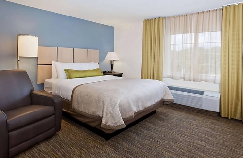 Ashley Oaks Hotel | Visit the Lakeshore Park! Private Kitchen & FREE Parking! Pets Allowed, Gazebo!