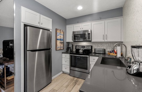 Arcadian Shores Villa | W Hyde Pk 20A in Kingston 1st floor, Pool, Beach