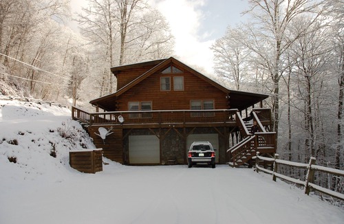 Cherokee Cabin | Walch Creekside Log Cabin Retreat in the Smoky Mountatins Maggie Valley NC