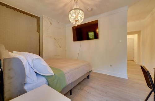 Bellepoint Apartment | Walk Downtown! Hinton Historic District Studio