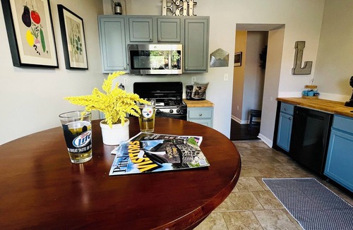 Central Northside House | WALK to ACRISURE & PNC Park + FREE Private Park 2 King beds/3 BA Sleeps 6