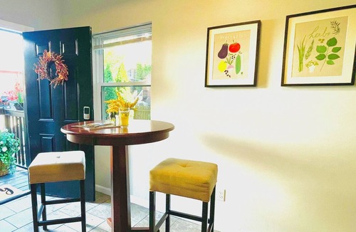 Central Northside House | WALK to ACRISURE & PNC Park + FREE Private Park 2 King beds/3 BA Sleeps 6