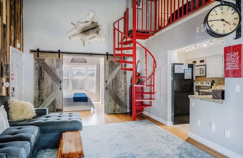 Rutledge Hill Condo | Walk to Broadway! Free Parking! 2nd Ave