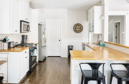 Hope Gardens House | Walk to Broadway · Sleeps 12 · Hope Gardens