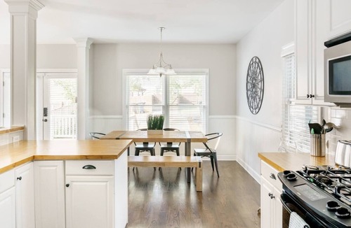 Hope Gardens House | Walk to Broadway · Sleeps 12 · Hope Gardens