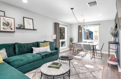 North Capitol Apartment | Walk to Downtown Broadway - Pool, Free Parking, Gym + 4 Beds