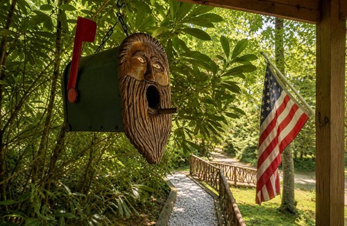 Highlands Cabin | Walk to DT Highlands | Designer Cabin | Fireplace | Fenced Yard | Dog Friendly