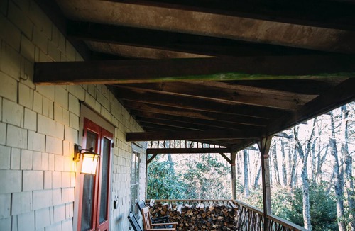 Highlands Cabin | Walk to DT Highlands | Designer Cabin | Fireplace | Fenced Yard | Dog Friendly