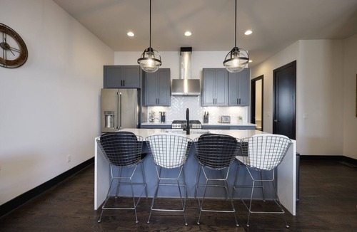 Edgehill House | Walk to Gulch 3 Story 4BR Boheme Deco Huge Balcony Cityview Firepit 2Car Garage