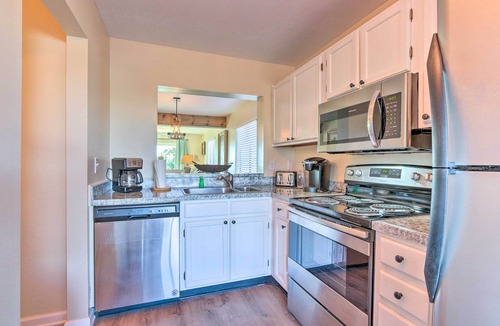 Oceanmarsh Subdivision Condo | Walk to Harbor Island Beach: Cozy St Helena Villa!