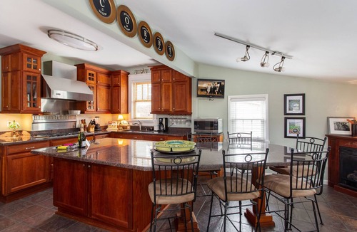Historic Edgefield House | Walk to Nissan · 2BR · TV's "Nashville" House