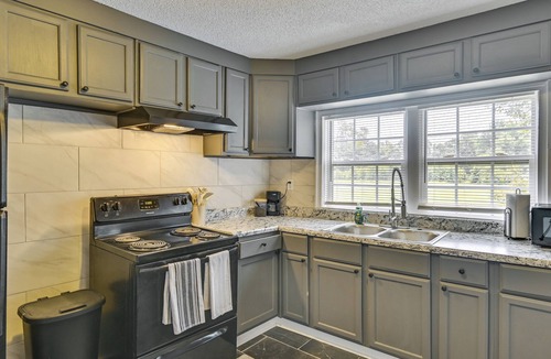 Lumberton House | Walk to Park! Family Retreat w/Yard in Lumberton