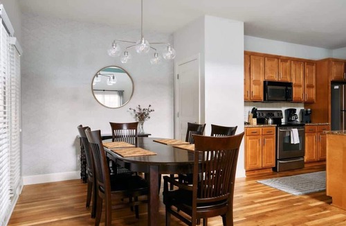 Hillsboro West End House | Walk to Vanderbilt | Screened Porch + Park 4 Cars | Workspace | Walk to Hillsboro Village, Fido & Pancake Pantry | Minutes to Music Row, 12 South & Broadway | Perfect for Families, Friends & University Visits