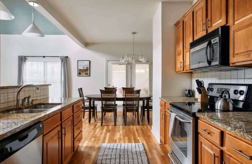 Hillsboro West End House | Walk to Vanderbilt | Screened Porch + Park 4 Cars | Workspace | Walk to Hillsboro Village, Fido & Pancake Pantry | Minutes to Music Row, 12 South & Broadway | Perfect for Families, Friends & University Visits