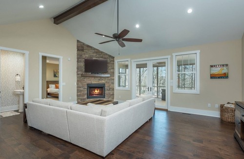Lake Lure House | Walter's Cabin at Rumbling Bald