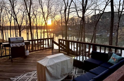 Cadiz Cabin | Waterfront Cabin with Private Dock, Jacuzzi and Deck in Kentucky