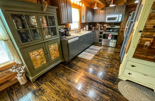 Millers Creek Cabin | Waterfront Escape on Reddies River – Close to Parkway, Fire Pit & Porch Swing