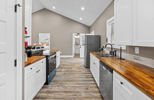 Six Mile House | Waterfront Lake Keowee Hideaway