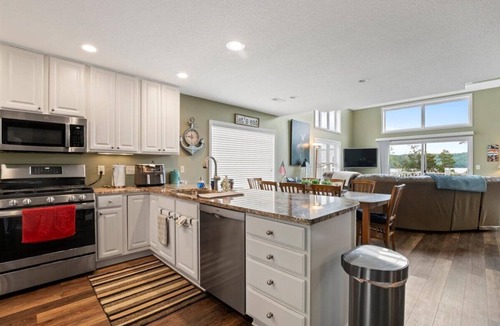 La Follette Villa | Waterfront villa on Norris Lake | Private pool | 5 king beds, 3 ensuite, sleeps 10 | For guests who take care of nice things.