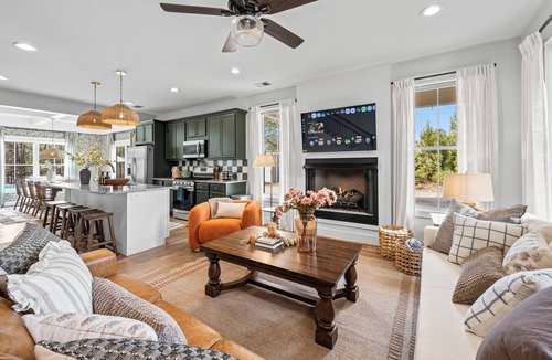 Taylors House | Wedding Group Retreat/Pool + Hot Tub/Sleeps 14