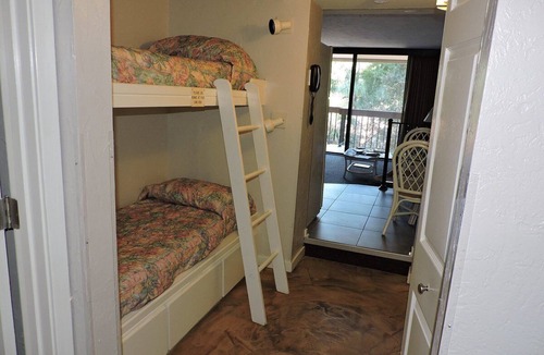 North Forest Beach Resort | Week 46: Cozy 1-bedroom resort HHI; Sea Crest Surf & Racquet Club.
