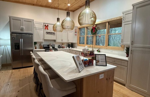 McCaysville House | Welcome to our cozy cabin-Mountain Delight on the Georgia/Tennesse border.